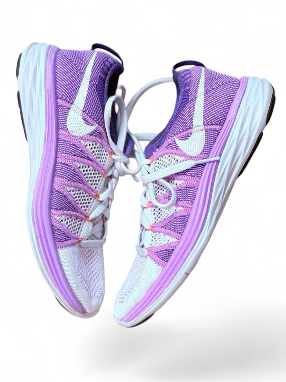 Nike Women’s Fly Knit Lavender and White Running Shoes - Picture 3 of 9